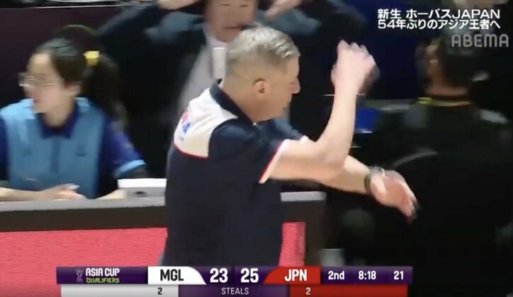 【写真・画像】アリーナ騒然！ 日本代表PG、ボールを思いきり投げつけられる「酷すぎ」「やりすぎだろ」 モンゴル選手の物議を醸す“衝撃シーン”「バスケしろよ」　1枚目