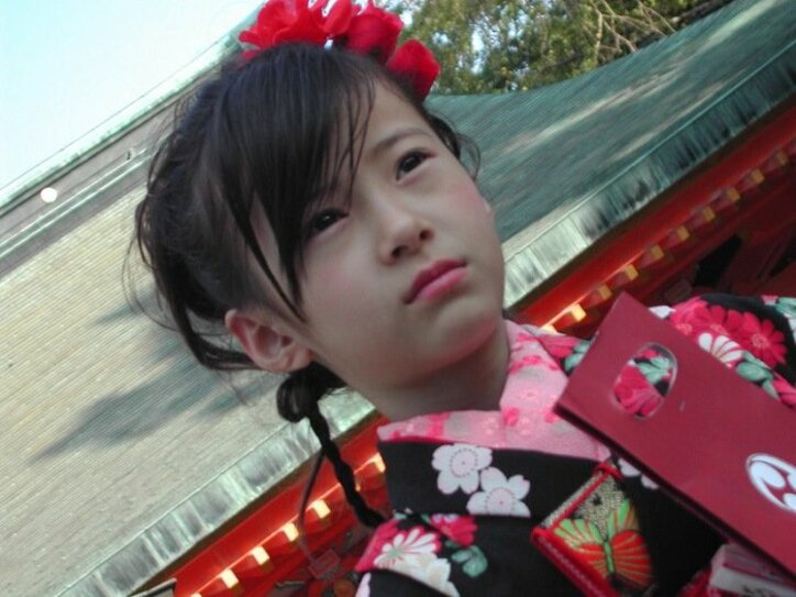 生田衣梨奈、幼い頃の七五三の写真を公開「既に顔整っててやばい！」「可愛すぎる」の声