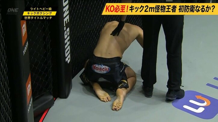 頭突き、反則級のヒザも…身長2ｍの怪物王者、“やりたい放題”にネット騒然