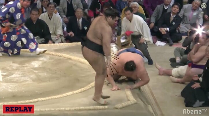 227キロの超巨漢・逸ノ城、倒れ際に左ひざで土俵を破壊…はたき込みで敗れ負け越し