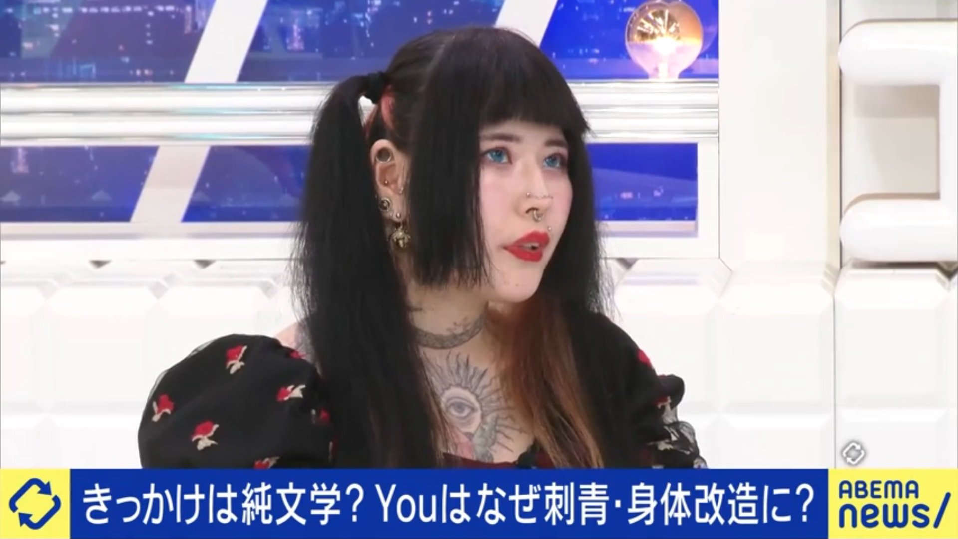 大量タトゥー、スプリットタン…全身60％を“身体改造”した女性「自己 