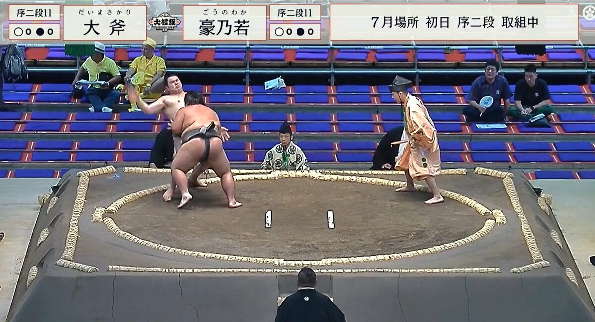 土俵下に力士が転落も…驚異の身体能力で衝撃を回避 見事な受け身に驚き