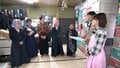 親子4世代総勢13人のファミリーが営む大衆演劇団、役者経験ゼロの次女のイケメン夫も入団
