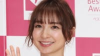 篠田麻里子 「毎日自分に何が着たいか尋ねて…」“背中大胆露出”の夏服コーデ披露