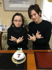 DAIGO、誕生日を迎えた母と“うぃっしゅ”で2ショット「70歳とか信じられないけどね」