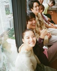 新木優子、中川大志ら共演者との仲良しショット披露「大好きな窓辺でみんなが座ってる写真」