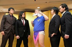 会見中に記者が毒霧噴射、強制終了！男色ディーノにムタの呪い　連日、毒霧を浴びる恐怖に耐えられるか