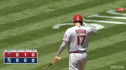 大谷翔平の全てに現地メディアが注目「審判とハグ」「仲間のバット片付け」と密着状態