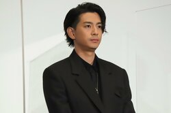 三浦翔平、三浦春馬さんとの最後の共演作『天外者』舞台挨拶で目を潤ませ「彼の熱量をしっかり目に焼きつけて」