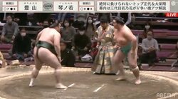 突いて離れて大立ち回り 強烈なのど輪の応酬に館内大盛り上がり とどめは右腕一本押し倒しに「つえー」