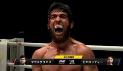 ヒゲの戦闘民族、無慈悲なヒジで“血祭り”KO　返り血を浴び絶叫する姿に「ガチでヤバい」の声