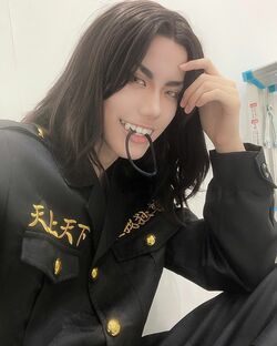 コスプレイヤー・だるまが「東リベ」場地圭介のコスプレ披露！ヘアゴムくわえた姿に「隣に座って眺めたい」と反響