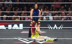 “美尻”際立つ必殺技が話題 「なんだこの技」ネット騒然 会場は「One more time」で大盛り上がり