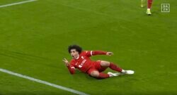 一体、アイツ何者なんだよ！「バカすぎるw」「絶対良いヤツだろ」リバプール遠藤の同僚がヤバすぎるゴールパフォーマンスを炸裂した瞬間　調子乗ってる18歳超新星が衝撃の2ゴール→スライディングピース