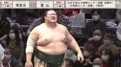 激しい突き押しの連打を浴びた豊山が客席へダイブ…苦悶の表情に「泣いてるやん」「大丈夫？」とファン心配