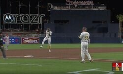 もはや挑発レベル！「投手イラつくだろうなw」 MLBのお騒がせ“問題児”の特大アーチ後のパフォーマンスが“ヤバすぎる”と話題に　バット投げ→確信歩き→3塁手前でステップのフルコンボ