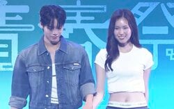 「スタイルレベチ」「ウエスト細い！」“たくはる”カップル、カッコ良すぎるデニムリンクコーデに大歓声