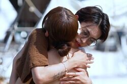 「待ちきれなかったね」美人ダンサーと再会し強引にハグするイケメン美容師に絶賛の声「嬉しい〜！」