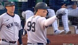 何してんだよ！ ヤ軍ジャッジ、爆速打で“まさかの珍光景”「ありえないw」「ダメだろ」 思わず指を立てた… 相手外野手の“迷プレー”に球場騒然