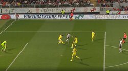 ボールを持った瞬間、スタンドから大歓声！“ポルトガルの魔術師”が“半歩”で流れを変えた、ミラクルカットインショット炸裂の瞬間