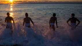 闘莉王、「男の約束」で冬の砂浜をパンイチ激走。日本代表のW杯活躍で