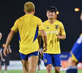 「一番恥ずかしいやつ撮られた」久保建英が長友佑都に“股抜き”成功！日本代表のロンドで爆笑の渦