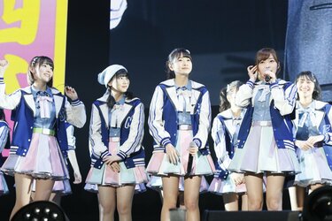 HKT宮脇咲良がセンターで『二人セゾン』を披露！ “対決”では欅坂