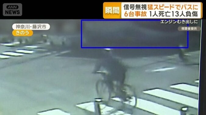 画面右側には直進するバス
