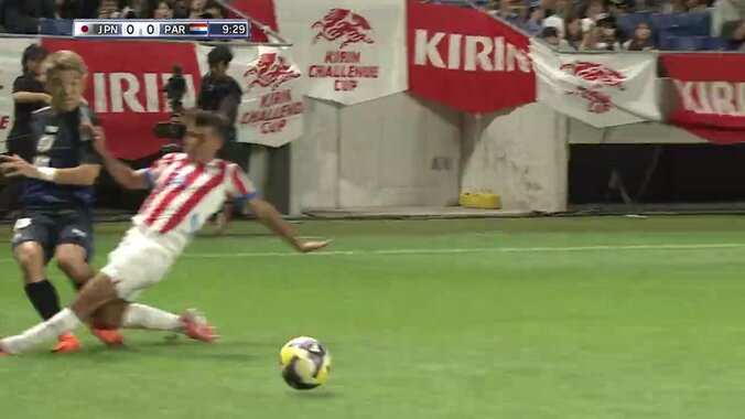 「削りにきてる」堂安律の足首を刈る危険スライディングに騒然「めっちゃ深いタックル」「この球際が南米」 4枚目