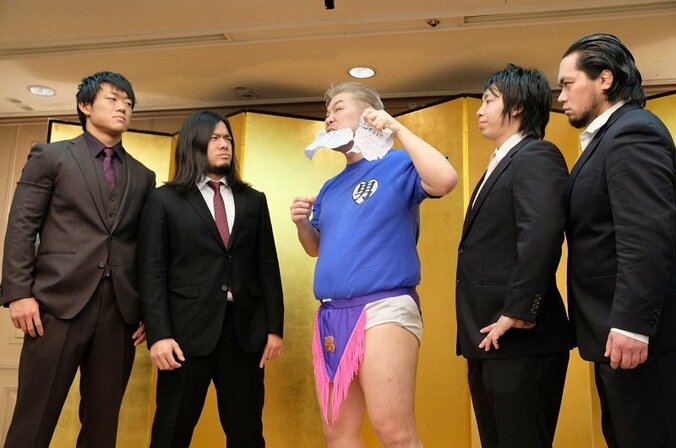 会見中に記者が毒霧噴射、強制終了！男色ディーノにムタの呪い　連日、毒霧を浴びる恐怖に耐えられるか 1枚目