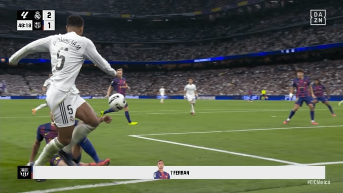 クラシコで物議のPKジャッジ！「手が動いてる」「どうみても不回避」VARハンド判定にバルサDFが唖然…SNSで論争勃発「ルールが難しい」 4枚目