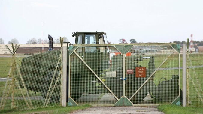 ゲートを塞ぐように置かれた重機　英フェアフォード空軍基地　2026年9月27日　
