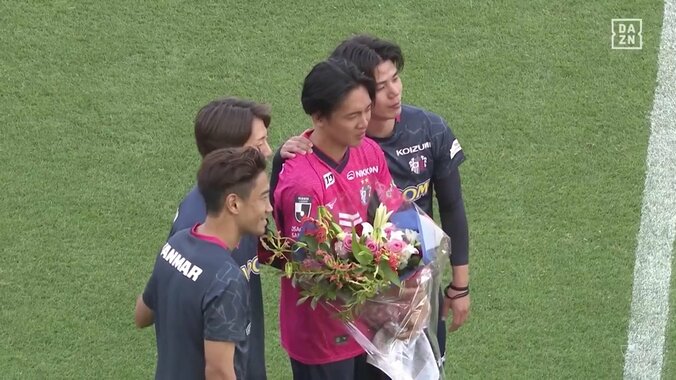 「他サポだけど泣いた」「真司もこの曲で…」香川真司は笑顔で送り出し...海外挑戦のC大阪・北野颯太、チームメイト大号泣の退団セレモニーにファン涙腺崩壊 2枚目