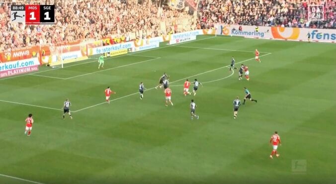 どうなってる…！？ 佐野海舟が「バケモノすぎる」相手3人囲まれながら“ドリブル突破”→驚異の“鬼フィジカル”「体強すぎ」「重戦車かよ」 3枚目