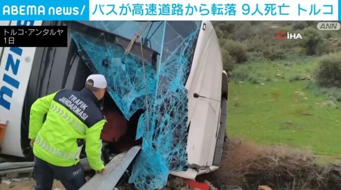 ガラスが割れた観光バス