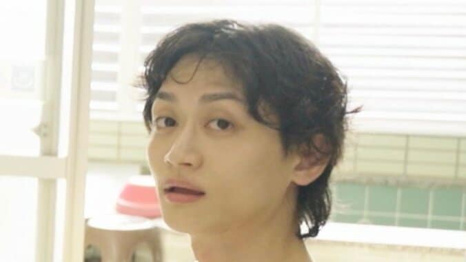 【写真・画像】“SKY-HI似”イケメン帰国子女、風呂場での筋肉美シーンに「ムキムキやん」「いい体」の声　1枚目