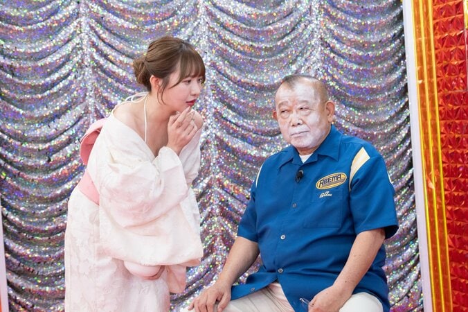 【写真・画像】鶴瓶に“ガチキス”のご褒美美女、リハーサルでもスタッフにマジキス！？ “英語禁止ボウリング”舞台裏に密着　1枚目