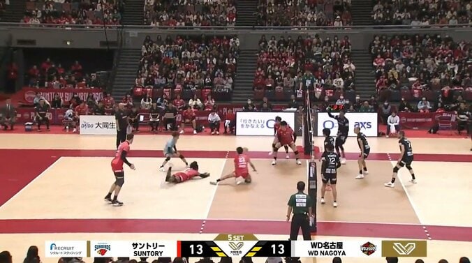 ボールは髙橋の足元へ