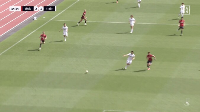 衝撃級！ 鈴木優磨の“神スルーパス”にファン騒然「ほら打てよ！ってメッセージ付き」「ケインやん」「スピードもコースも完璧」決勝点アシストの瞬間 4枚目