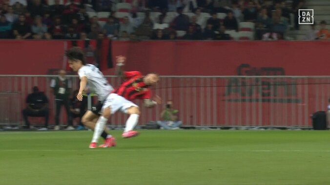 これでカード？中村敬斗がイエロー判定に抗議「意図的じゃないでしょ」相手の顔面を直撃する“誤爆エルボー”の瞬間 2枚目