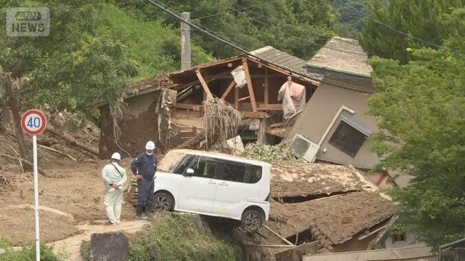 雨降ってないのに土砂崩れ　女性の体一部埋まり大けが　農業用水路から水漏れ？　大分 1枚目