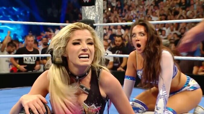 負けたチェルシー（写真奥）は目を見開いて呆然