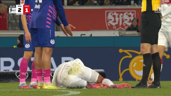 これがファウル？日本代表MF、爆速ダッシュでボール回収するもまさかのジャッジに不満露わ「ボールに行ってますけどね」 4枚目