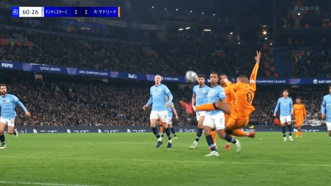 SNS騒然！ エンバペが“ミスキック”で衝撃ゴラッソ！「史上最もダサいゴール」「空中パネンカや」「嘘やろ」本人も大笑い 3枚目