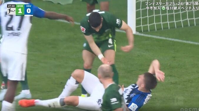 「なんでお前がキレるんや」 立てよジェスチャーで“一触即発”！ ピッチで痛がる選手を無理に引き起こしてヒートアップ 5枚目