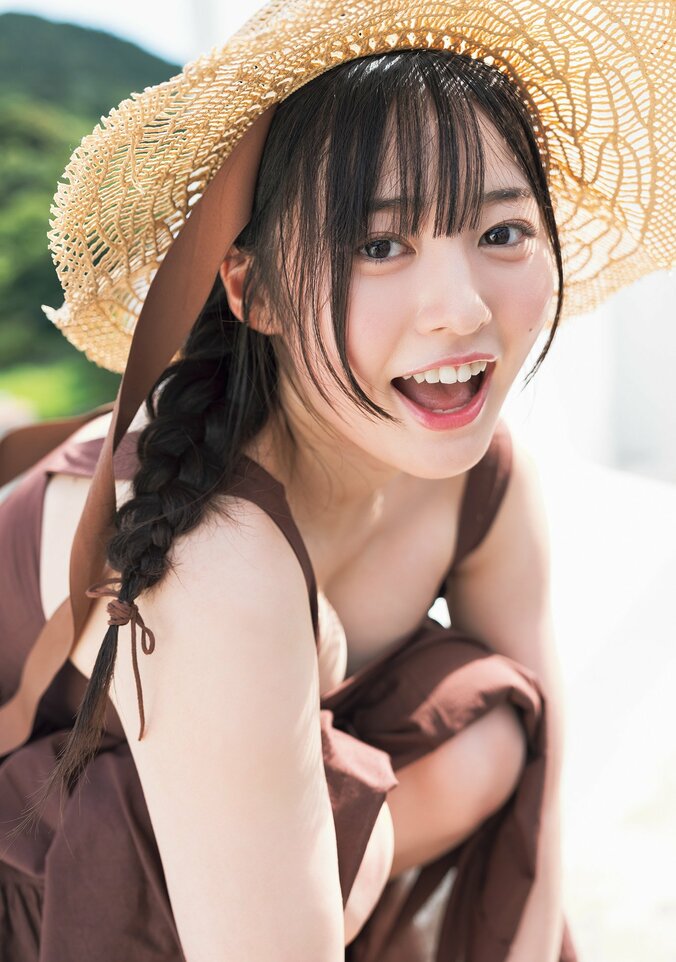 白濱美兎 白い柔肌見せるビキニ姿、砂浜で大人モードの表情『旬撮GIRL Vol.28』表紙登場 2枚目