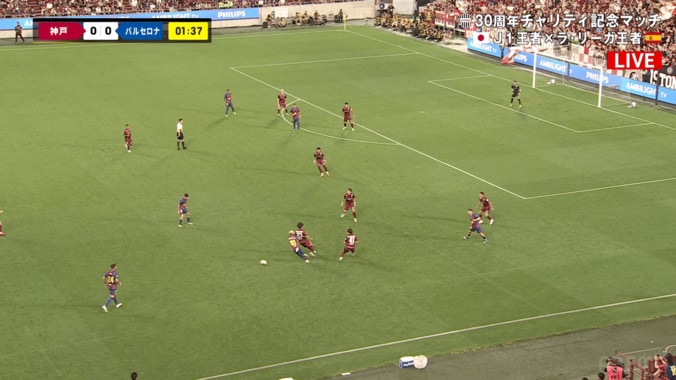 スタジアム沸騰！“バルサ新10番”ヤマル、“変則ダブルタッチ”で日本ファンを魅了「どんなステップワークなんw」「ロナウジーニョのような足技」 2枚目