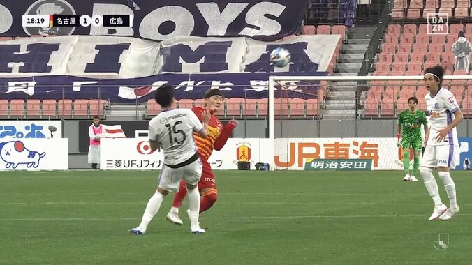 「なんでカード出たんや」「足裏か？」名古屋FW、“軽い接触”がイエロー判定で不服アピール「厳しいジャッジ」ファンも困惑 4枚目