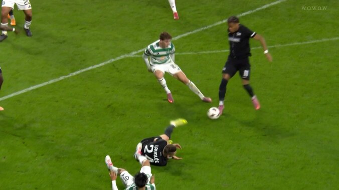 「えええ？どうして？」不可解ジャッジに元日本代表も困惑「衝撃的なんだが」旗手怜央、謎の接触ファウル判定でスタジアム騒然 3枚目