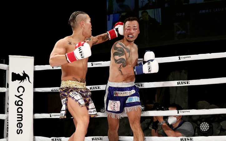 会場に響くパンチ音、ダウンと同時にドクターが…　“1分間のド突き合い”は衝撃KO決着